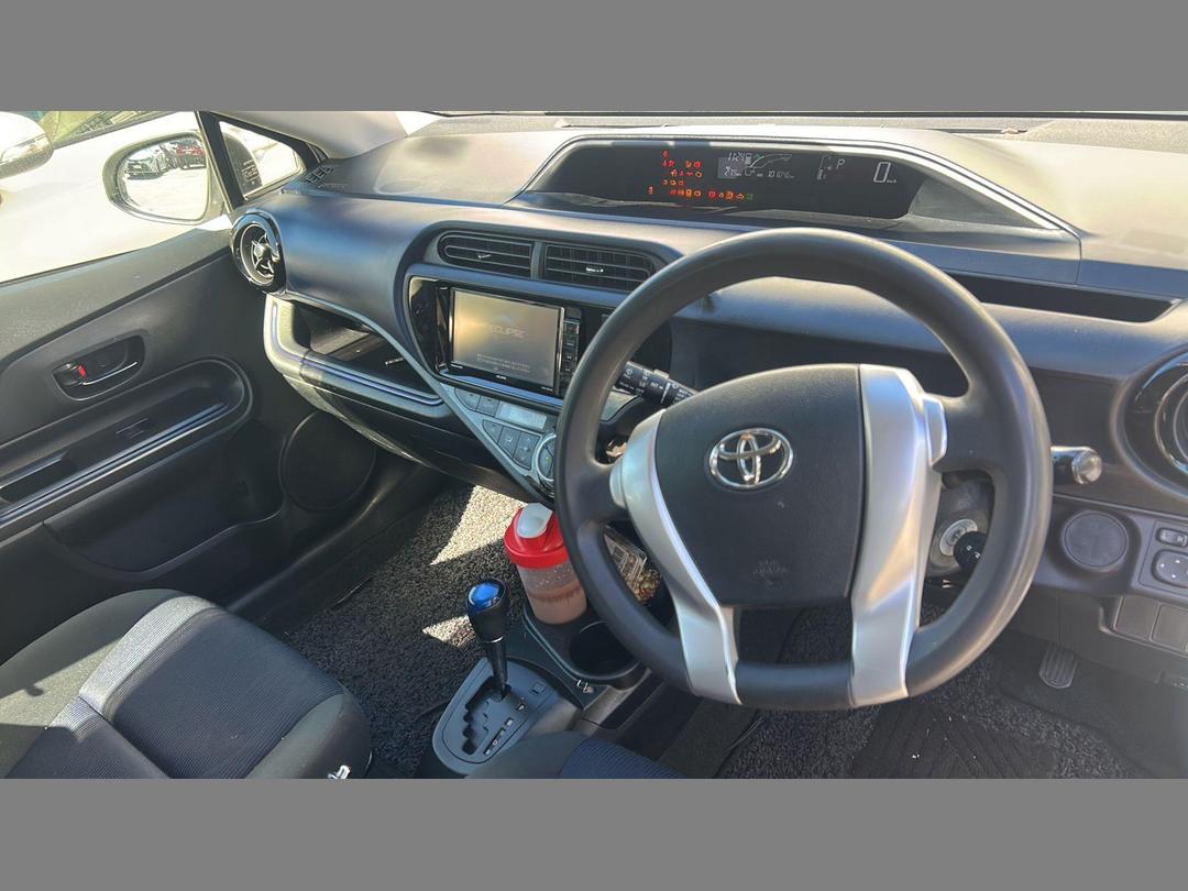 Photo '3' of Toyota Aqua Hybrid