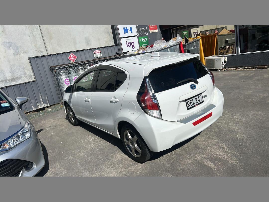 Photo '11' of Toyota Aqua Hybrid