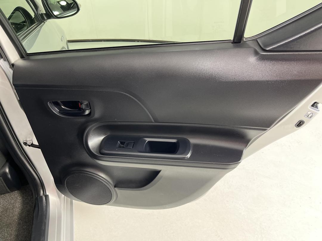 Photo '19' of Toyota Aqua