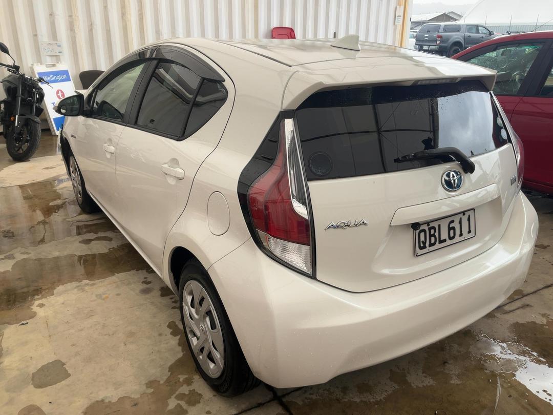 Photo '4' of Toyota Aqua Hybrid