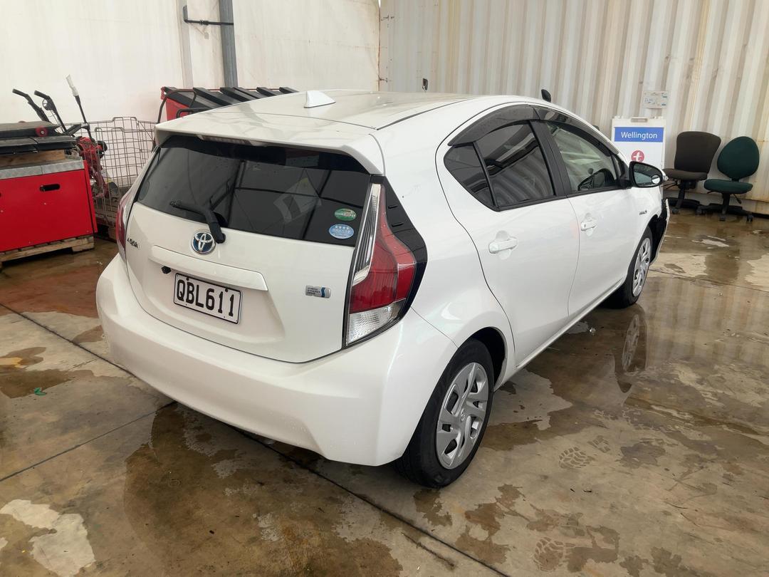 Photo '6' of Toyota Aqua Hybrid