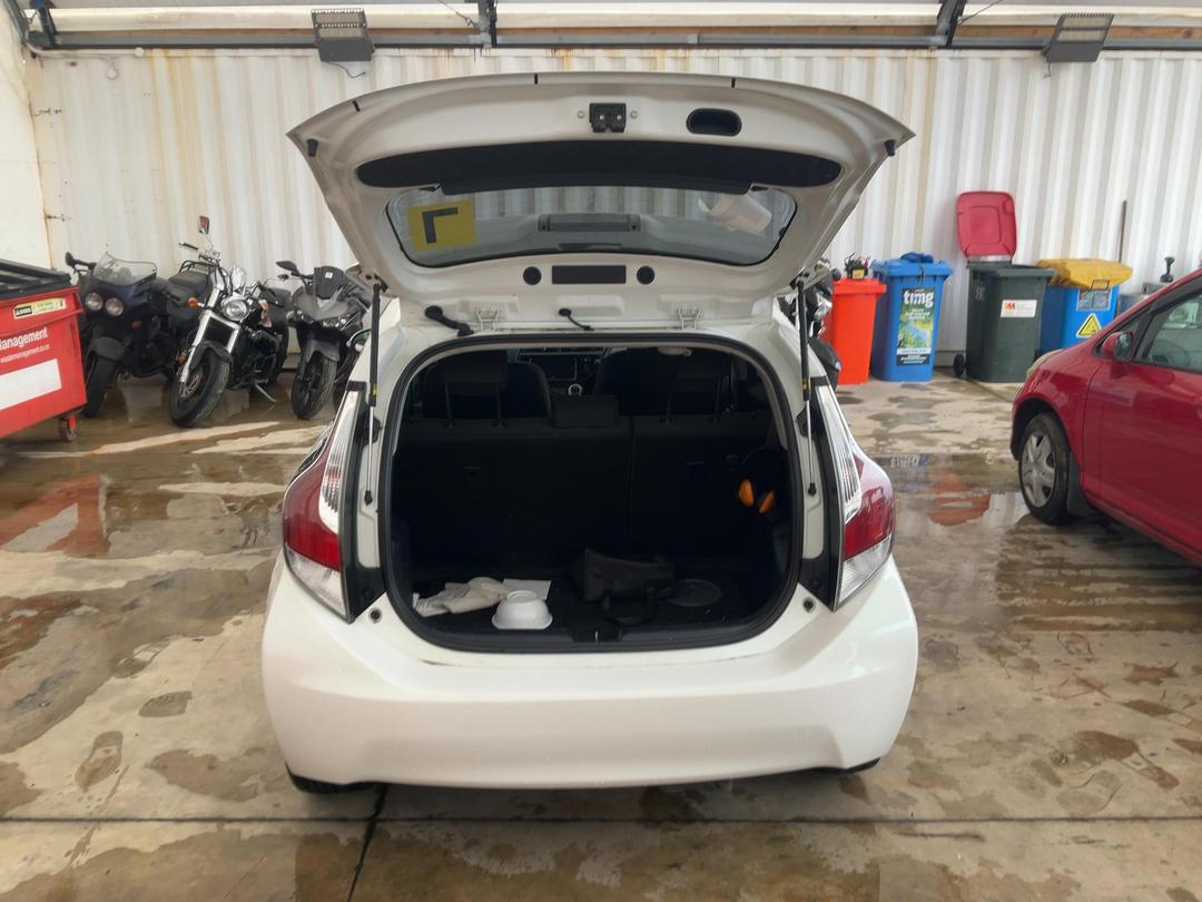 Photo '9' of Toyota Aqua Hybrid