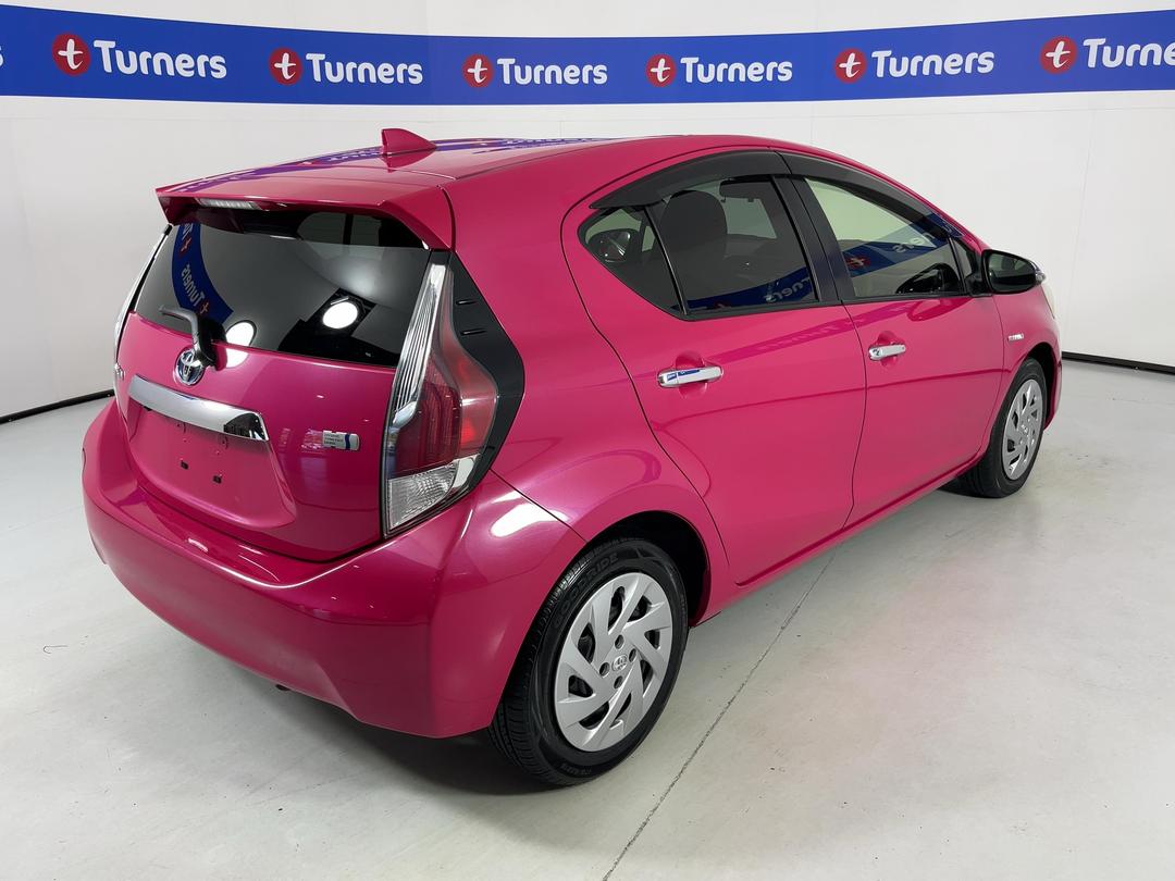 Photo '7' of Toyota Aqua