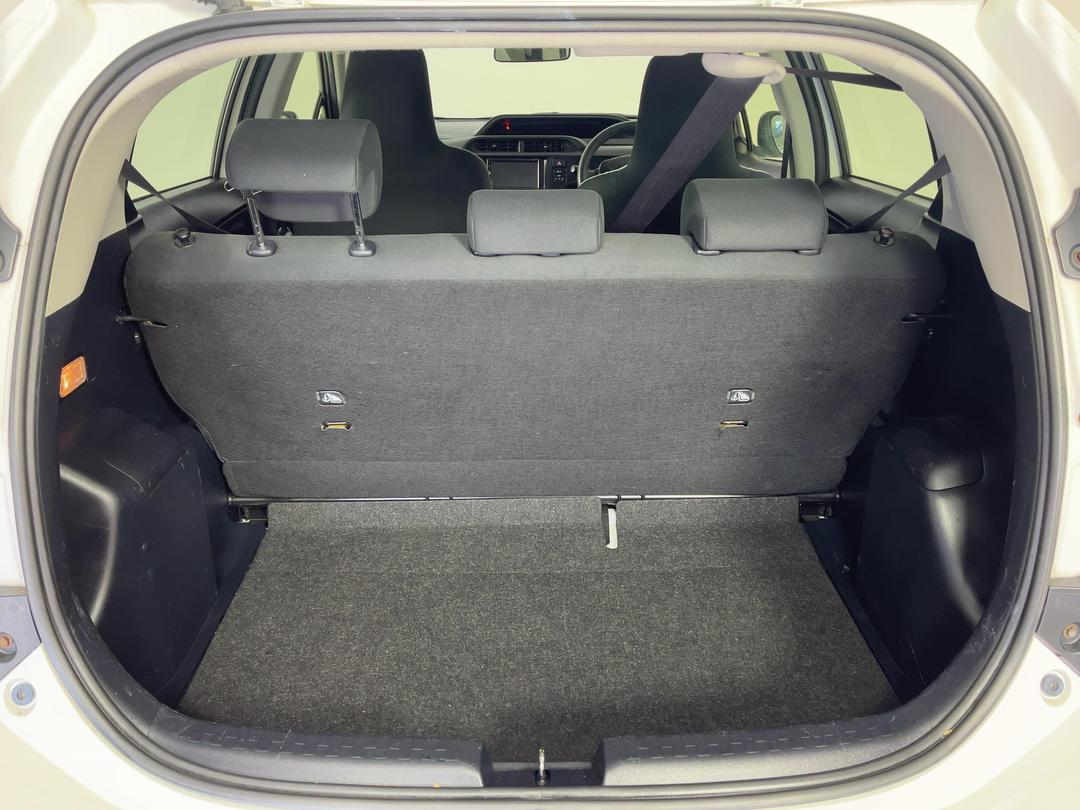 Photo '14' of Toyota Aqua