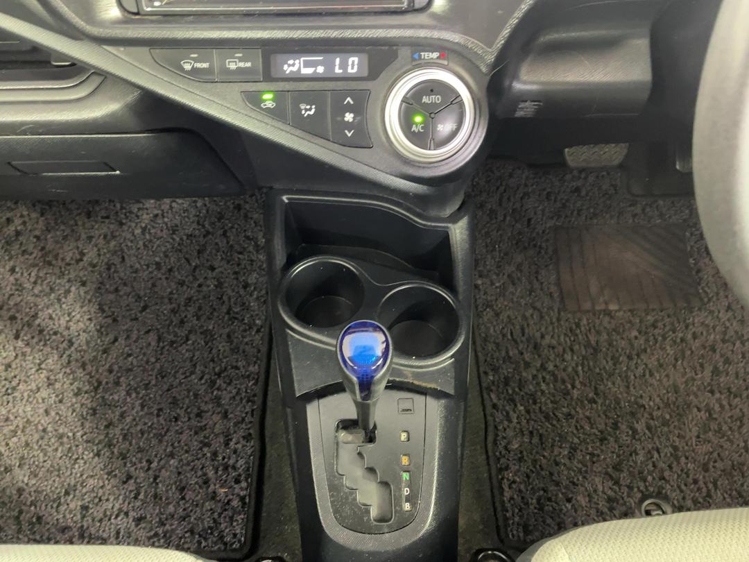 Photo '18' of Toyota Aqua