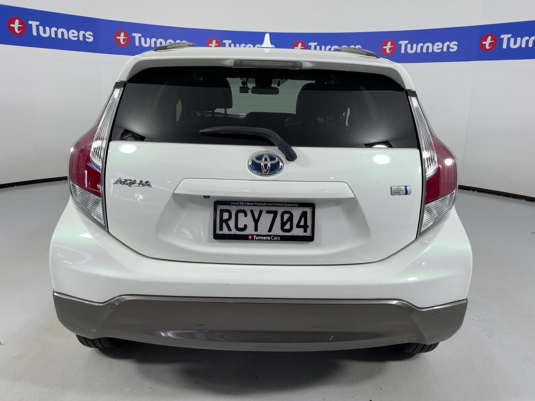 Photo '6' of Toyota Aqua