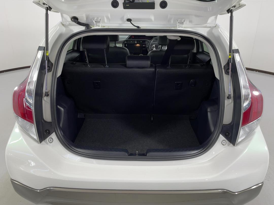 Photo '14' of Toyota Aqua