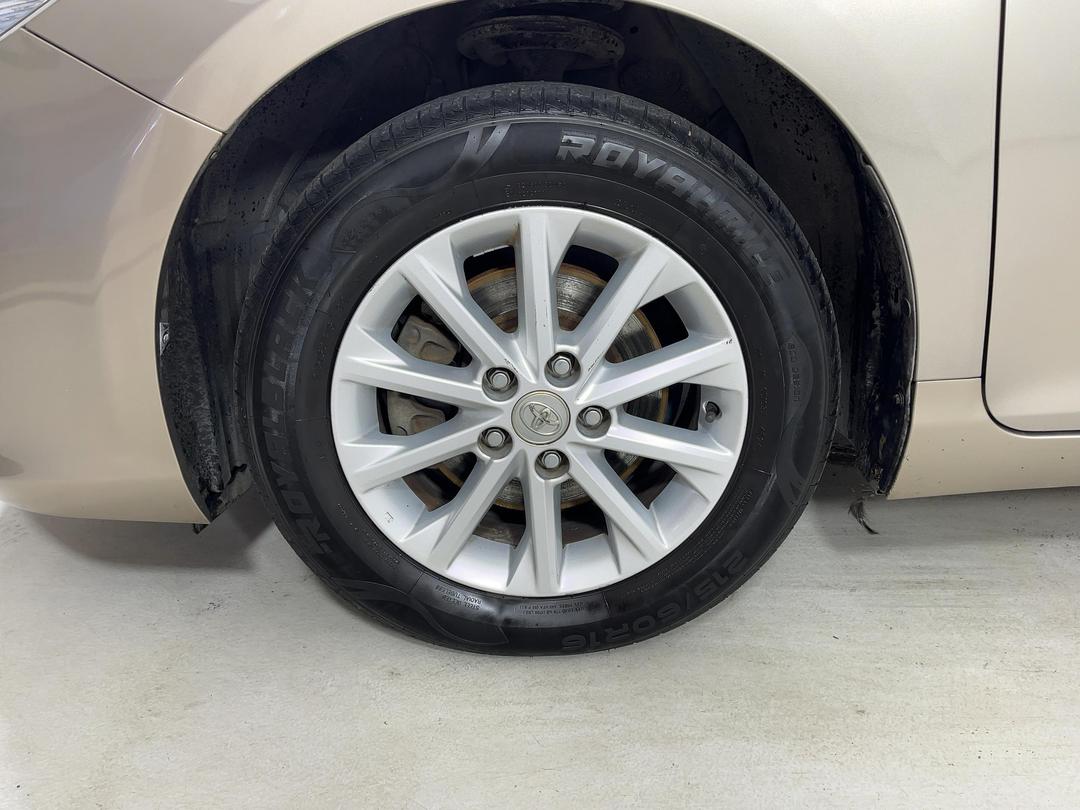 Photo '10' of Toyota Camry