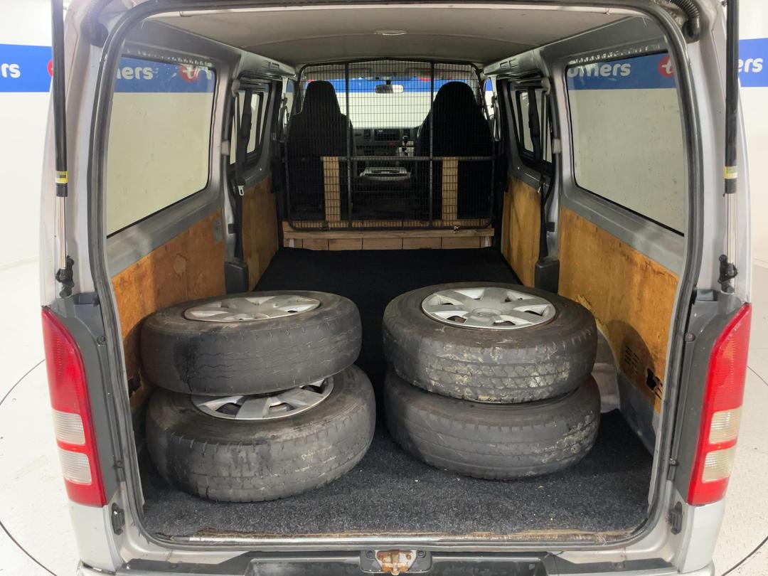 Photo '14' of Toyota Hiace