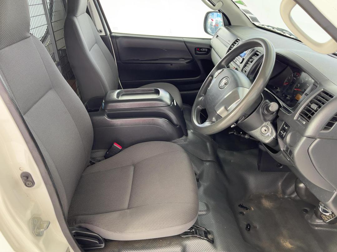 Photo '16' of Toyota Hiace