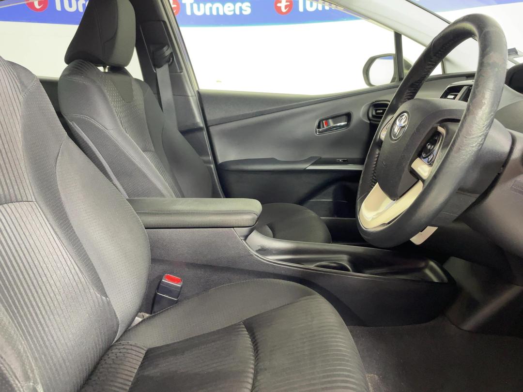 Photo '16' of Toyota Prius