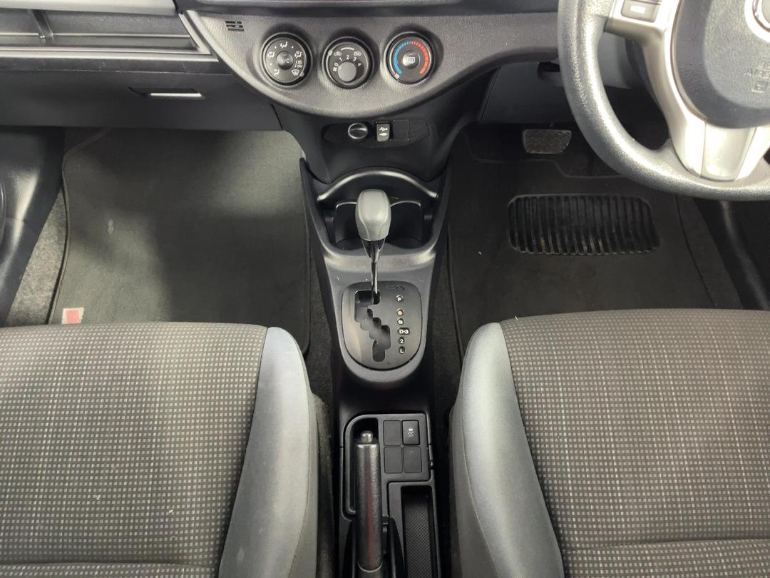 Photo '18' of Toyota Yaris