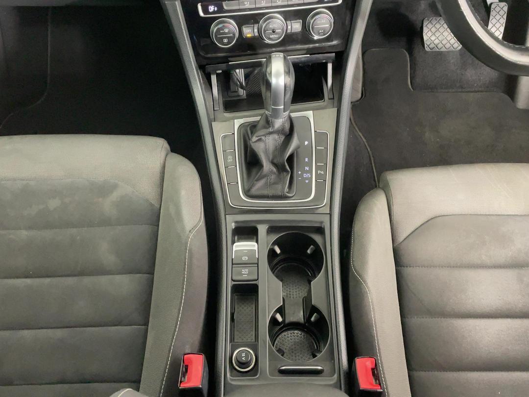 Photo '18' of Volkswagen Golf