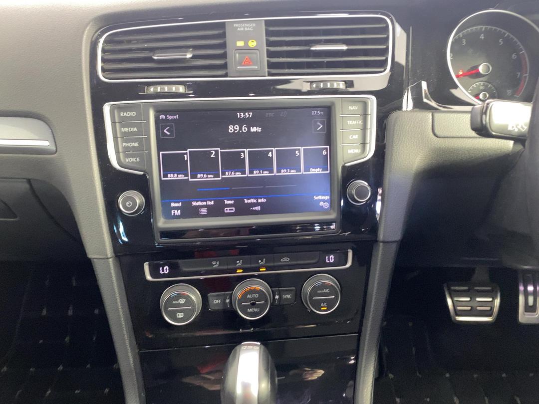 Photo '18' of Volkswagen Golf