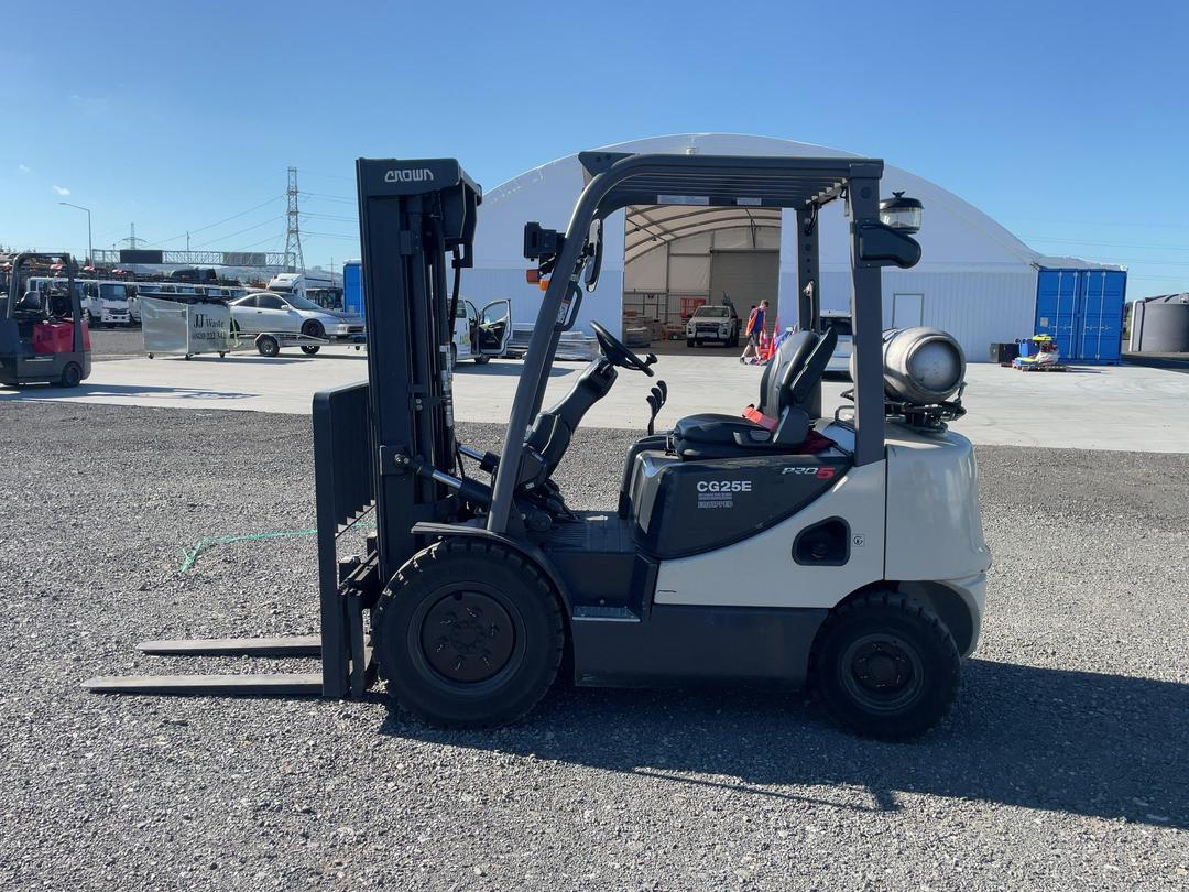 Photo '8' of CROWN CG25e-5 Forklift