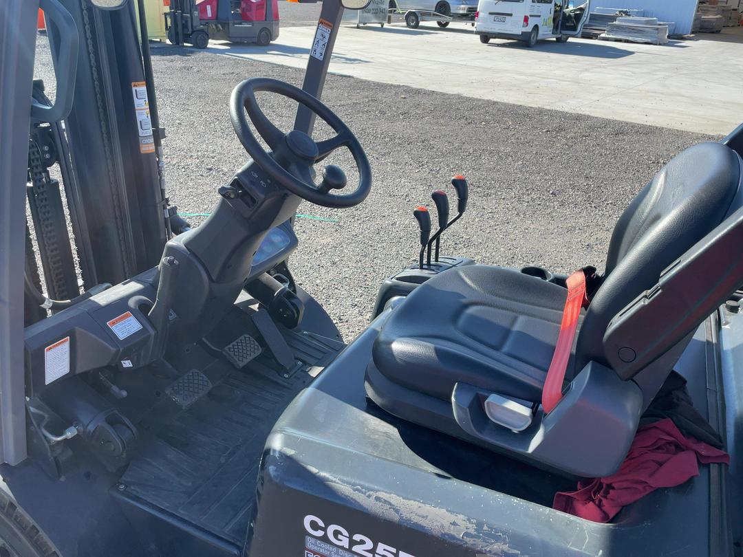 Photo '37' of CROWN CG25e-5 Forklift