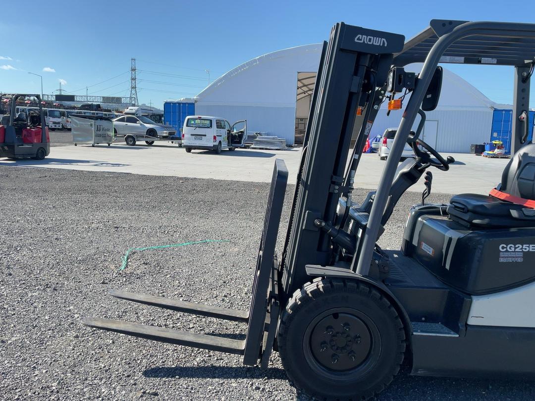 Photo '17' of CROWN CG25e-5 Forklift