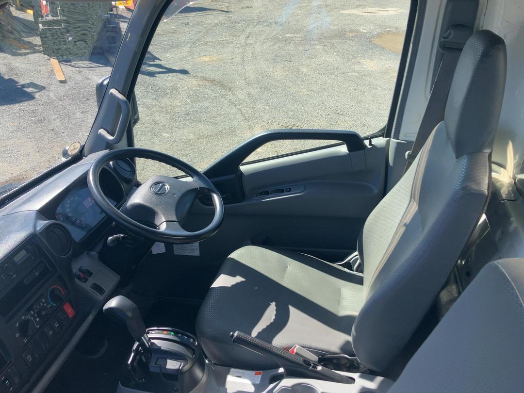 Photo '19' of Hino Dutro Box Body