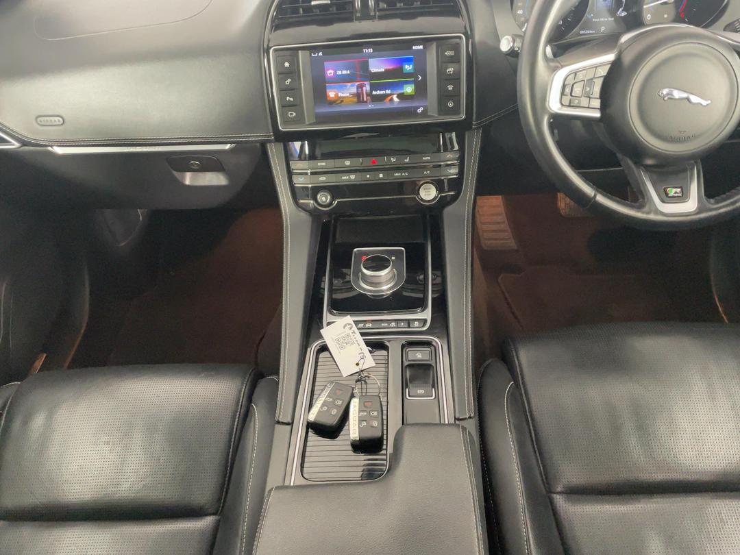 Photo '18' of Jaguar F-Pace