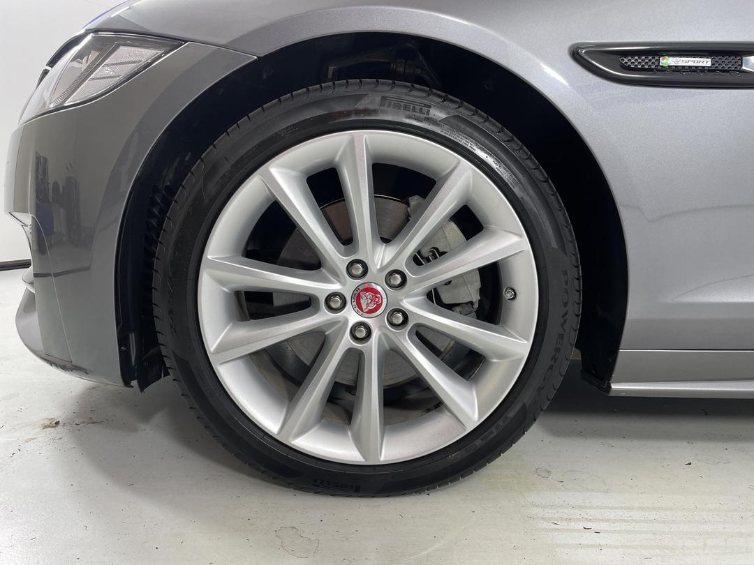 Photo '10' of Jaguar XF