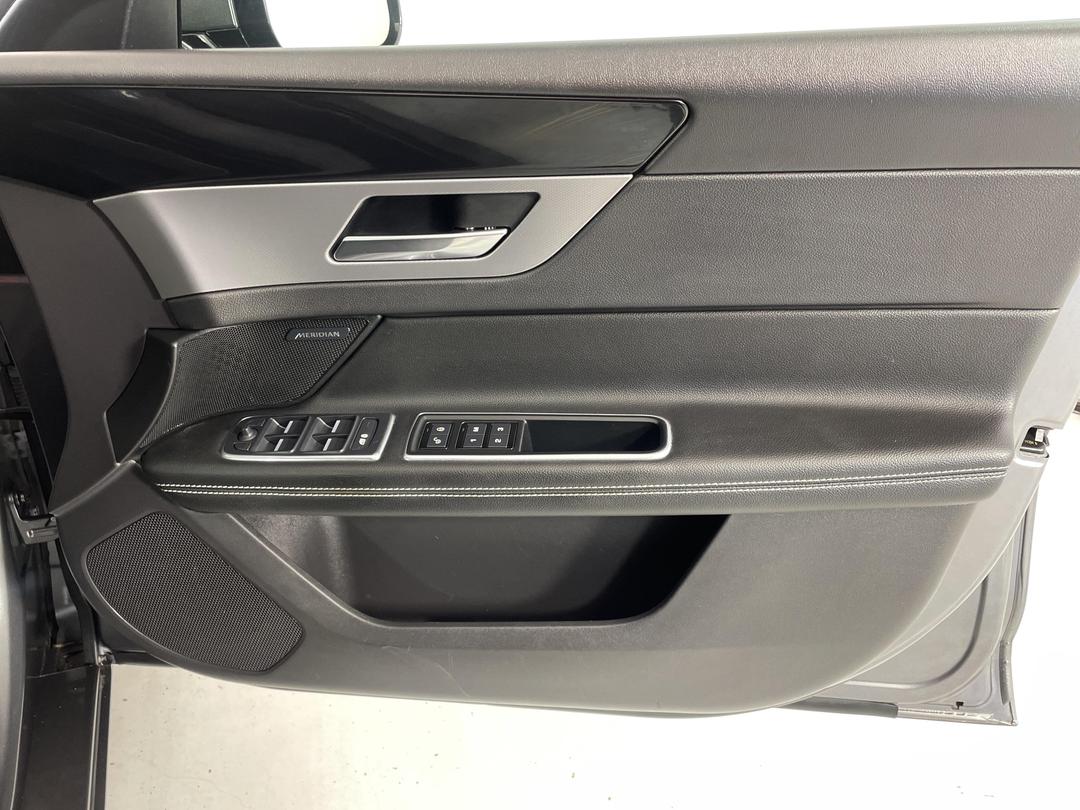 Photo '15' of Jaguar XF