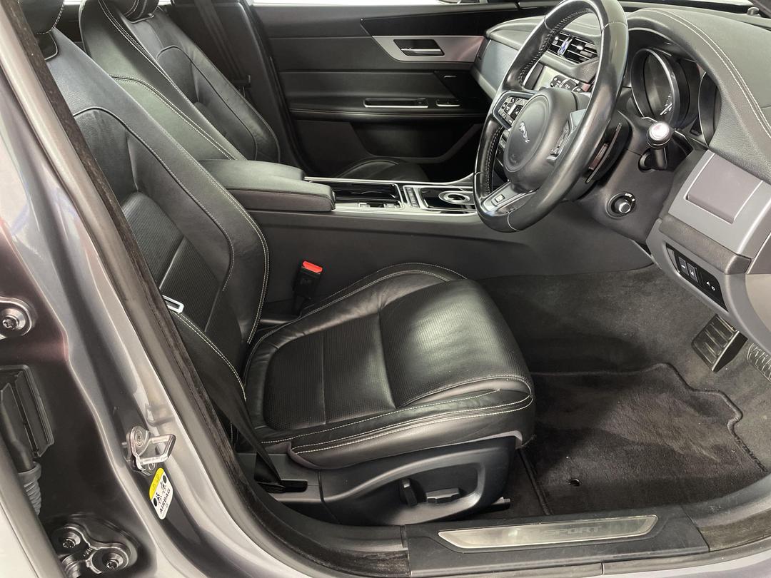 Photo '16' of Jaguar XF