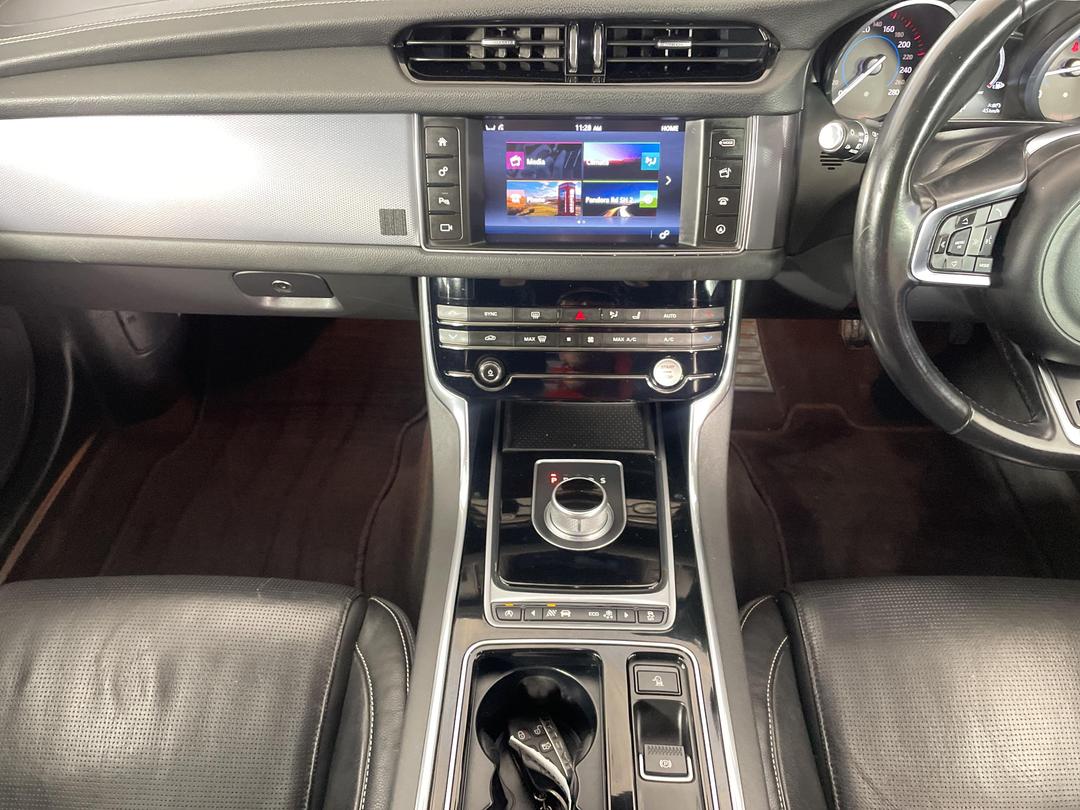 Photo '18' of Jaguar XF