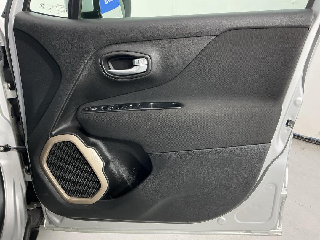 Photo '15' of Jeep Renegade