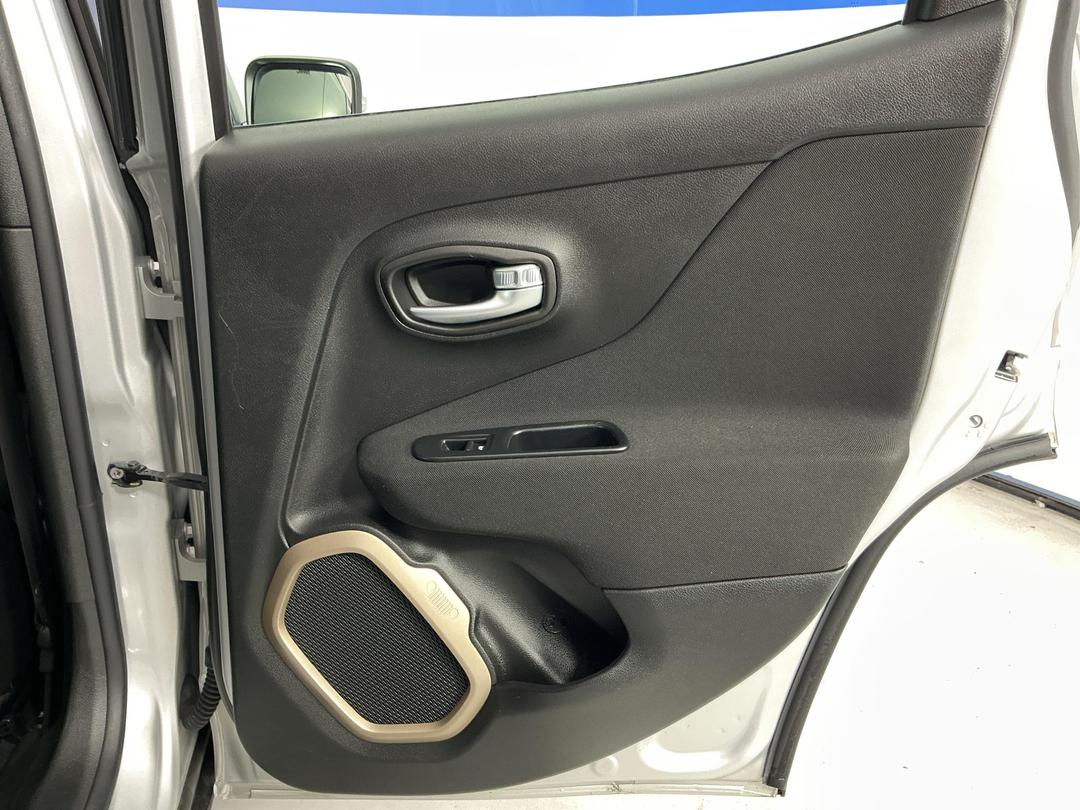 Photo '19' of Jeep Renegade