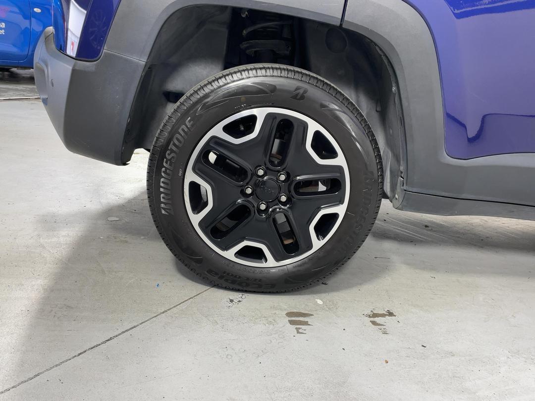 Photo '12' of Jeep Renegade