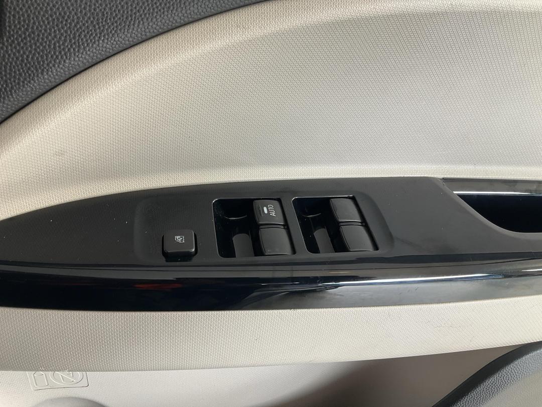 Photo '28' of Mitsubishi Mirage