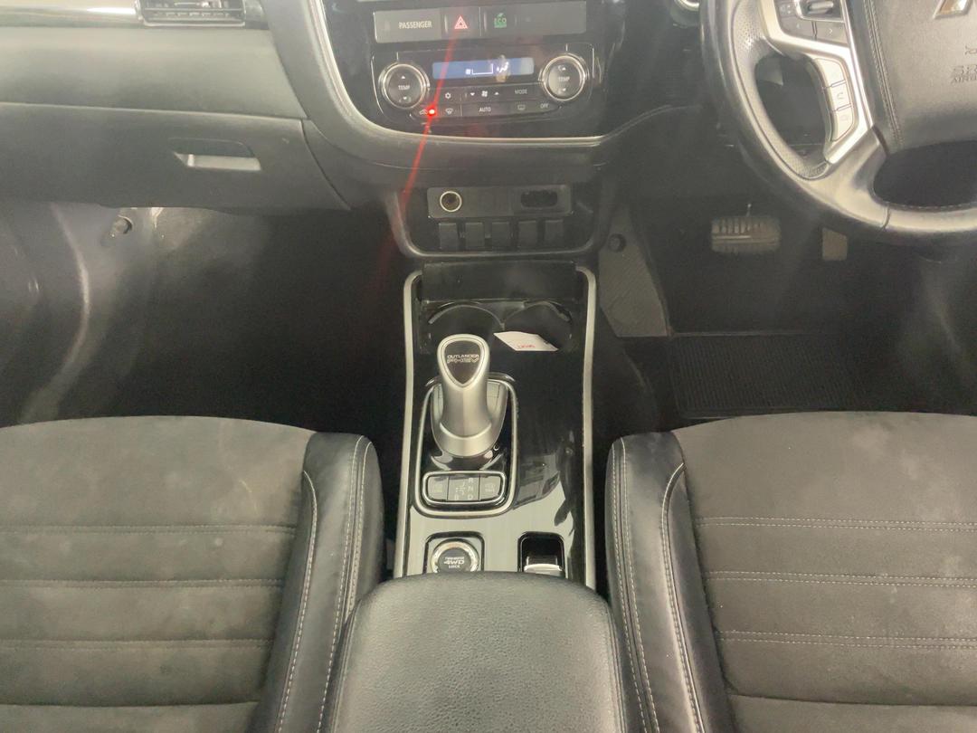 Photo '18' of Mitsubishi Outlander