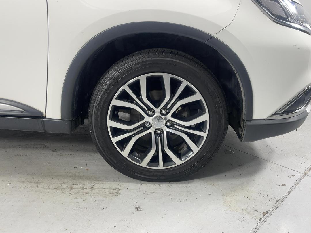Photo '9' of Mitsubishi Outlander