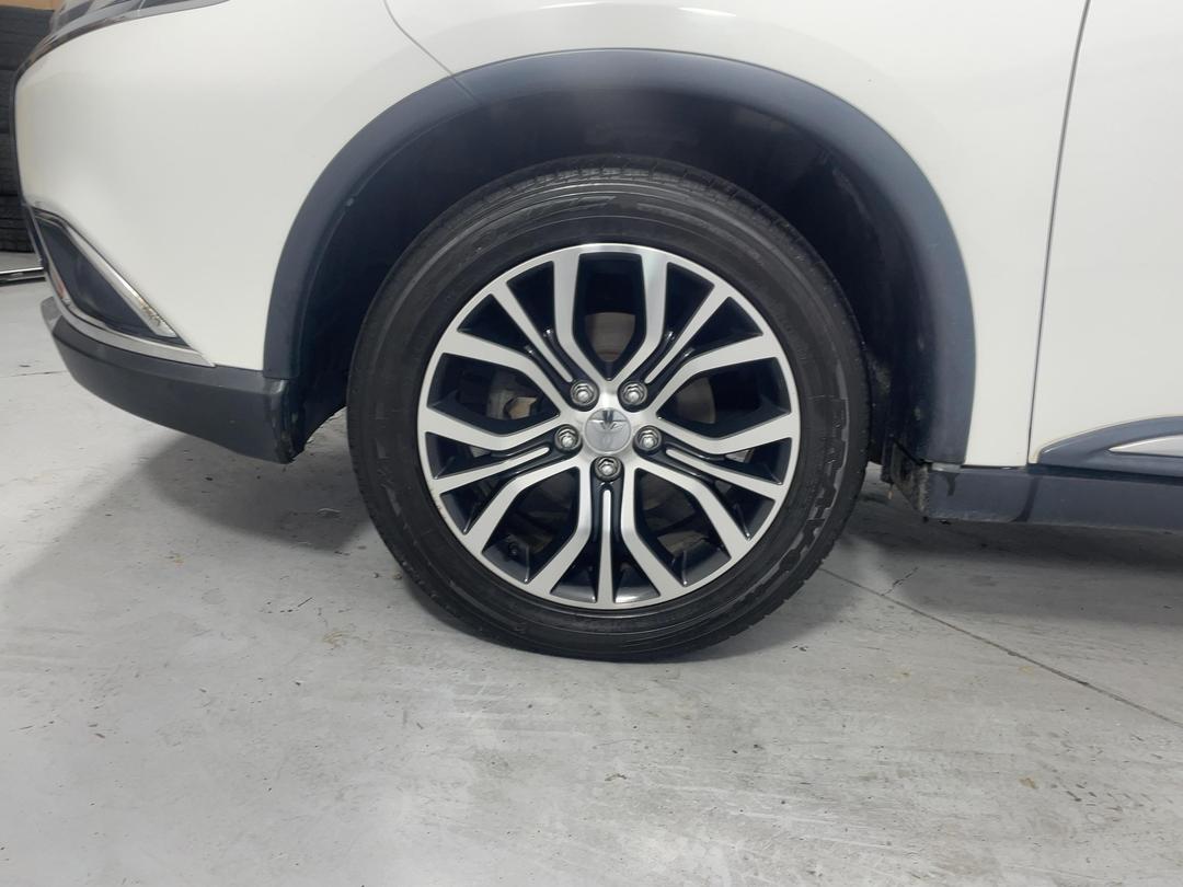 Photo '10' of Mitsubishi Outlander