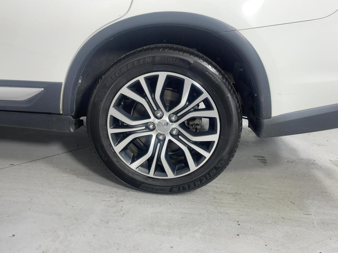Photo '11' of Mitsubishi Outlander