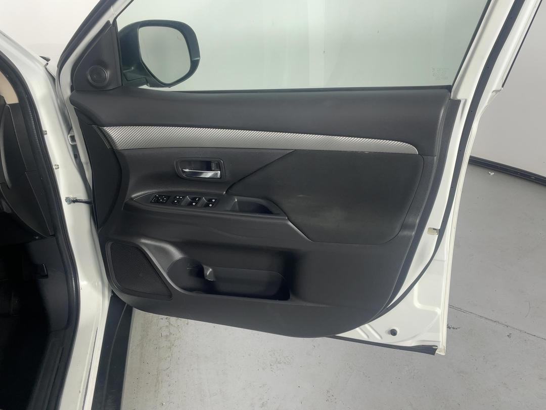 Photo '15' of Mitsubishi Outlander