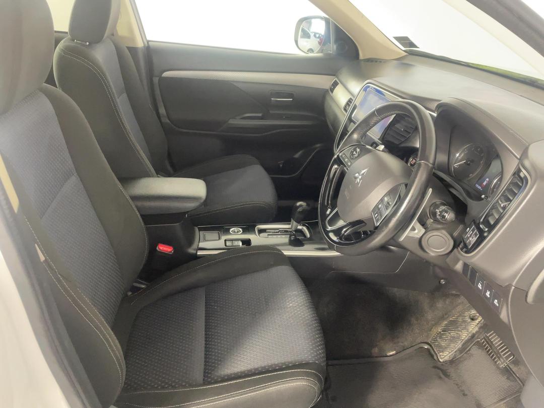 Photo '16' of Mitsubishi Outlander