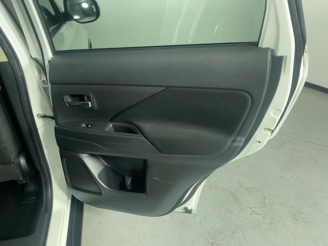 Photo '19' of Mitsubishi Outlander