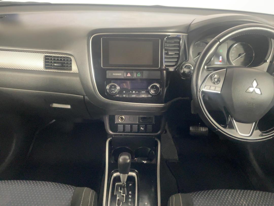 Photo '18' of Mitsubishi Outlander