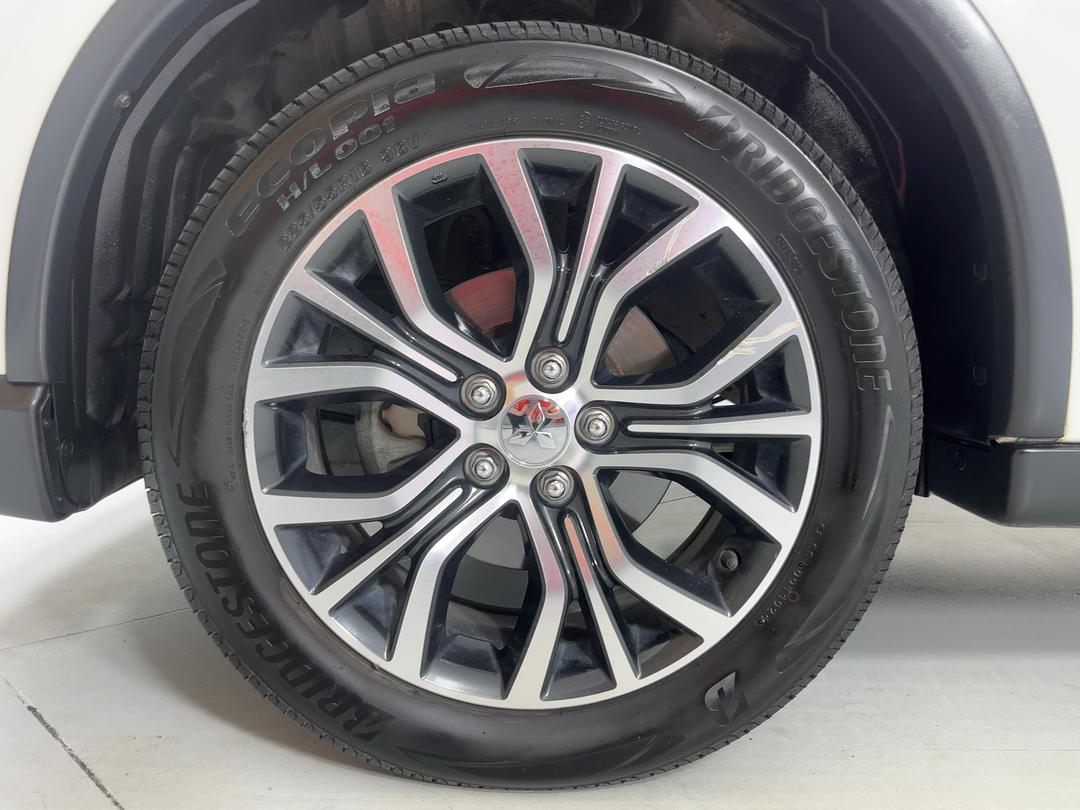 Photo '10' of Mitsubishi Outlander