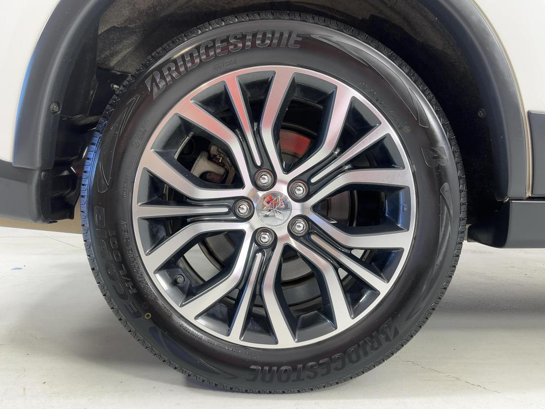 Photo '12' of Mitsubishi Outlander