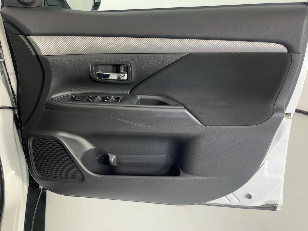 Photo '15' of Mitsubishi Outlander