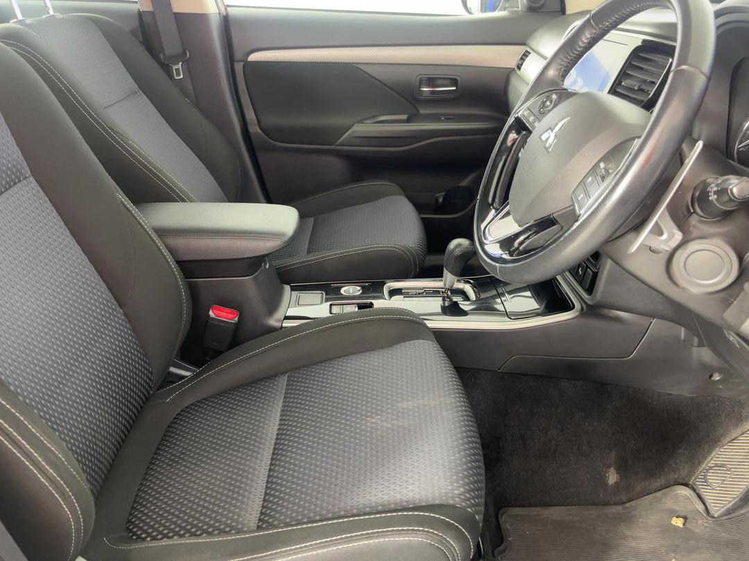 Photo '16' of Mitsubishi Outlander