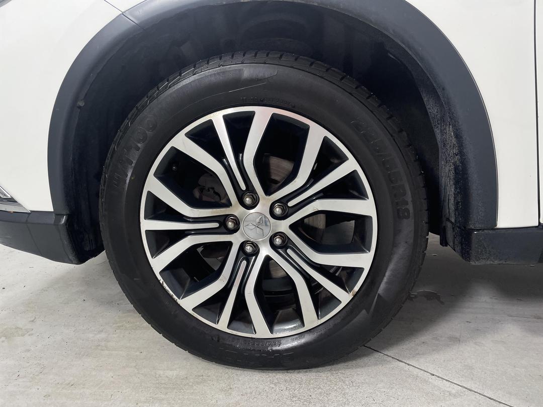 Photo '10' of Mitsubishi Outlander