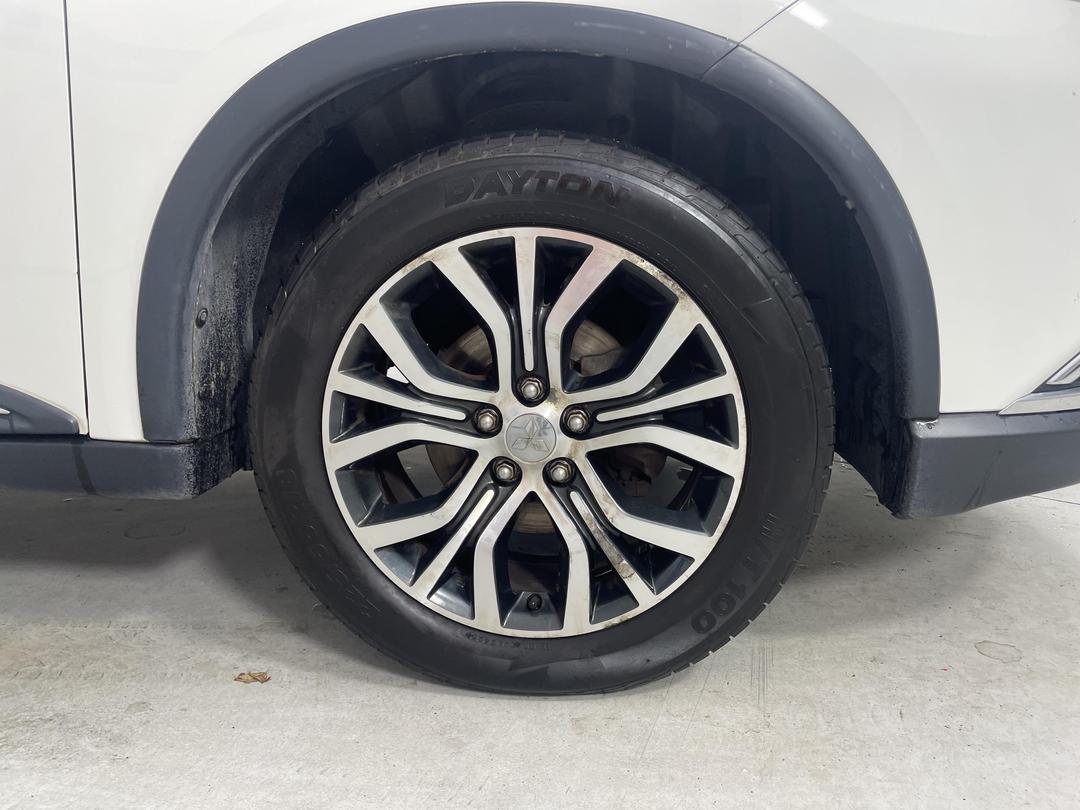 Photo '9' of Mitsubishi Outlander