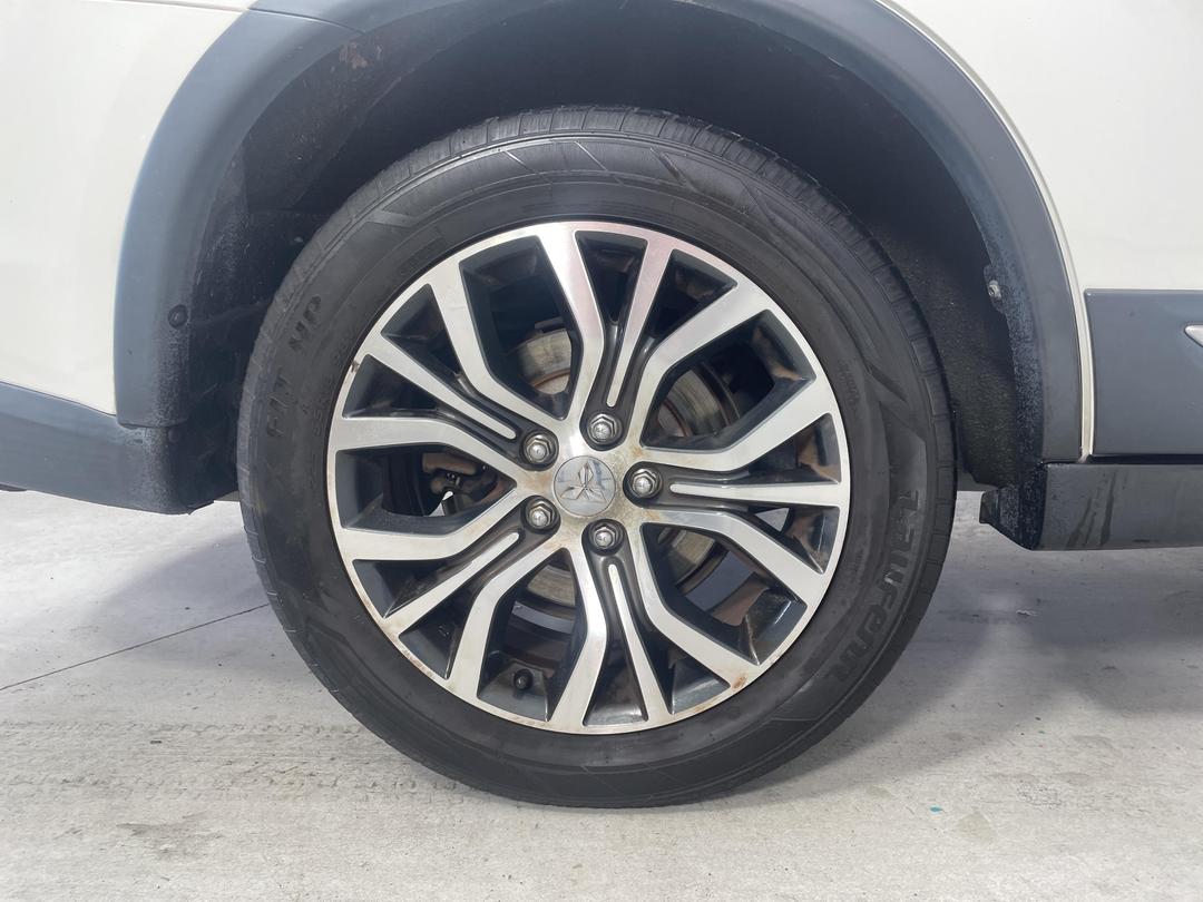 Photo '12' of Mitsubishi Outlander