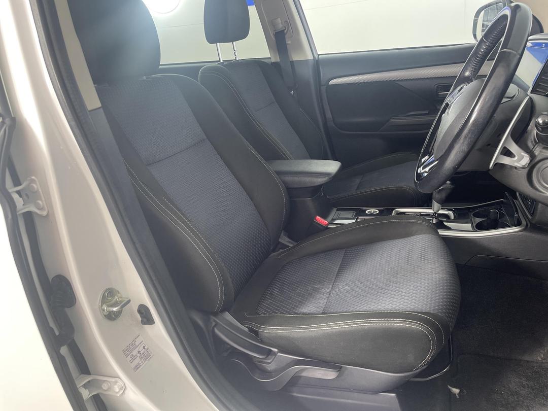 Photo '16' of Mitsubishi Outlander