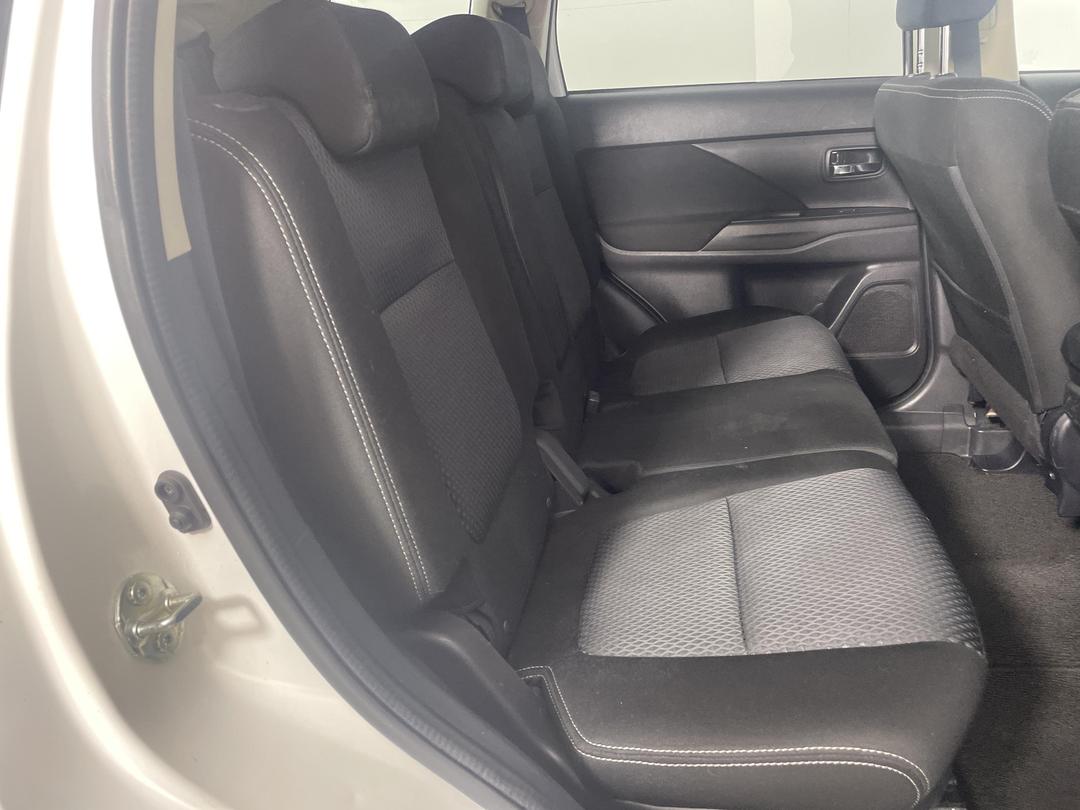 Photo '20' of Mitsubishi Outlander