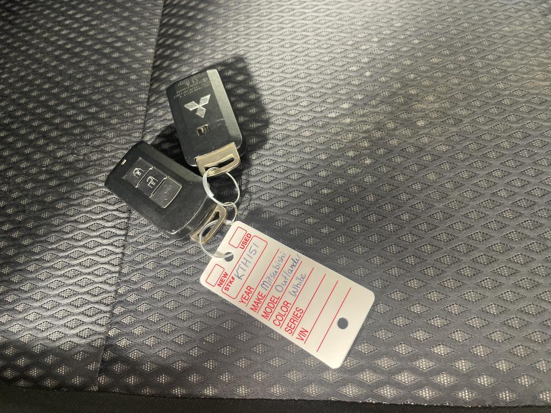 Photo '22' of Mitsubishi Outlander