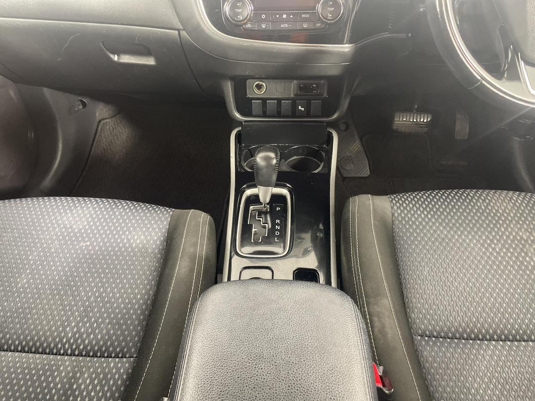 Photo '18' of Mitsubishi Outlander